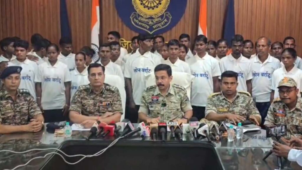 Naxalite Surrender : बड़ी खबर…! दंतेवाड़ा में नक्सलवाद को बड़ा झटका…37 माओवादी आत्मसमर्पण…सुरक्षा बलों के बढ़ते दबाव के असर से नक्सलवाद कमजोर