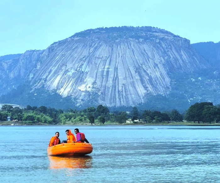 Jashpur Jamboree 2025: A unique confluence of nature, culture, and adventure, a four-day festival is taking place in Jashpur, where tourists are enjoying the natural valleys, tribal culture, and adventure sports