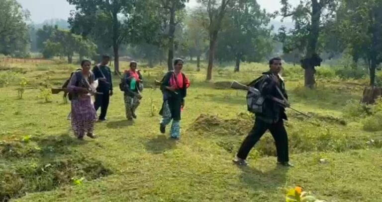 Surrender of Naxalites: A major Naxalite surrender in Gariaband! Seven Maoists, including a top leader of the Udanti Area Committee, surrender with weapons.