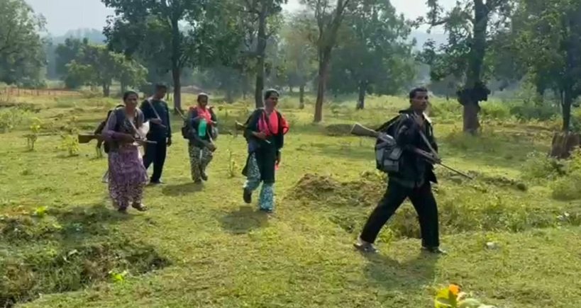 Surrender of Naxalites : गरियाबंद में नक्सलियों का बड़ा आत्मसमर्पण…! उदंती एरिया कमेटी के टॉप लीडर सहित 7 माओवादी हथियारों के साथ सरेंडर…यहां देखें बैक टू बैक Video