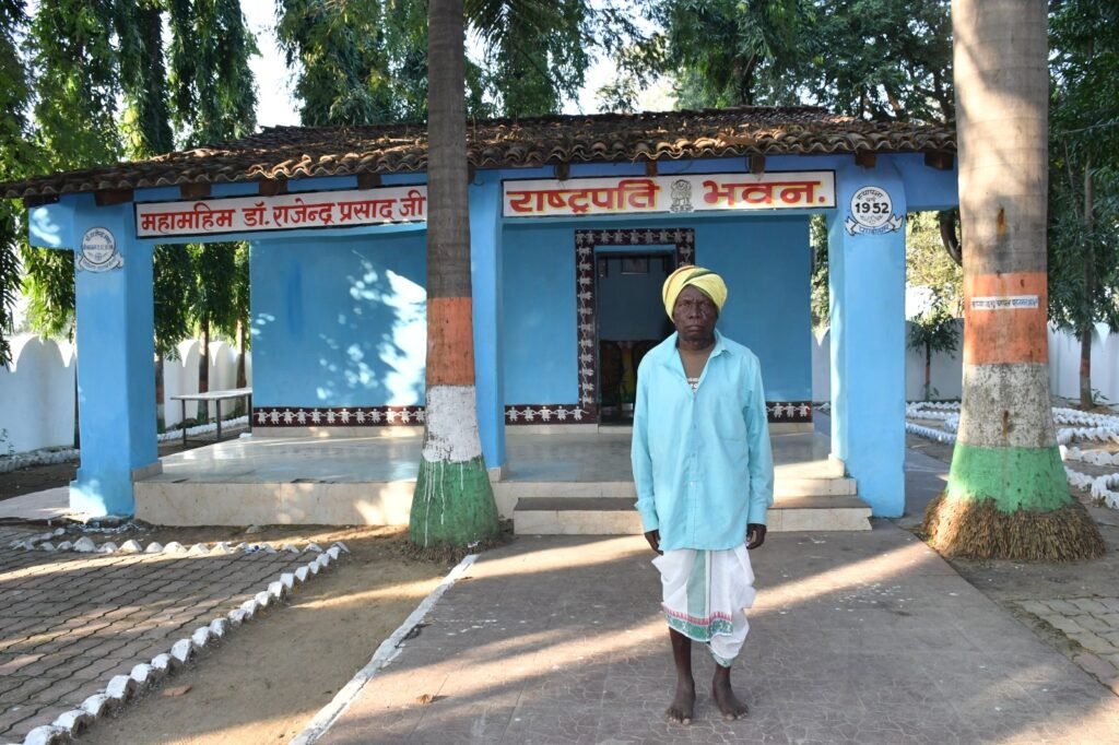 Feelings : मानवीय स्पर्श…! बसंत पंडो एक बालक…दो राष्ट्रपति और 73 साल पुरानी यादें…‘राष्ट्रपति भवन’ में रुके थे राष्ट्रपति डॉ. राजेंद्र प्रसाद…अब राष्ट्रपति मुर्मू से मिलकर करना चाहते हैं अपनी यादें साझा