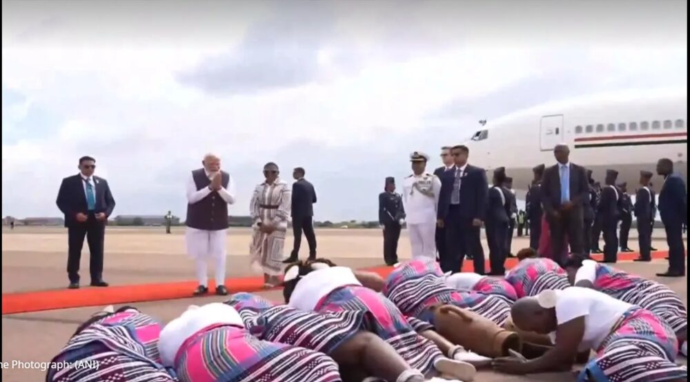Grand Welcome for PM: You've never seen a welcome like this! PM Modi arrives in South Africa... Female artist seen lying on the ground in salutation... Watch the video here