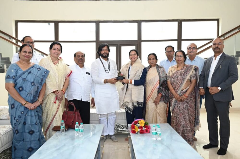 Meeting in Nava Raipur: Akanksha Satyavanshi's guru Khushwant Saheb honored her...! Said - she brought glory to the state
