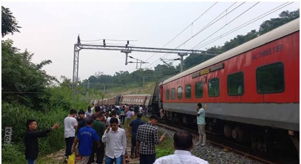 Big Train Accident : दुखद हादसा…! हाथियों के झुंड से टकराई राजधानी एक्सप्रेस…इंजन सहित 5 डिब्बे पटरी से उतरे…कई हाथियों की मौत