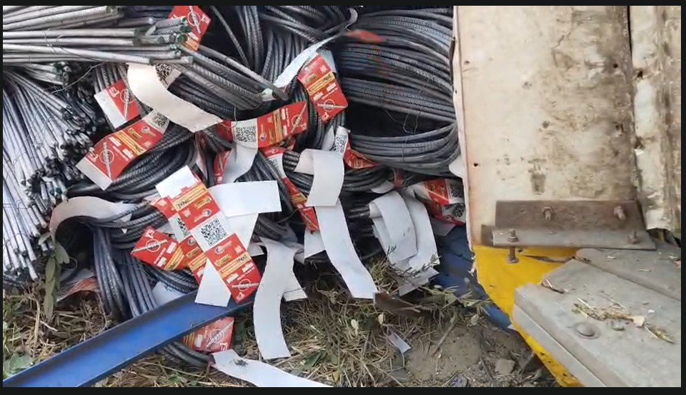 Truck Overturned : बेमेतरा से चौंकाने वाला मामला…सरिया से भरी ट्रक पलटी…नीचे दबा मिला कई क्विंटल गांजा…! ड्राइवर–खलासी फरार तो ग्रामीण उठा ले गए बोरी…यहां देखें Video