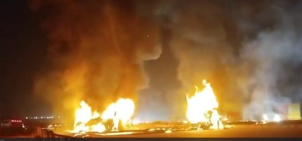 Bus Accident : तड़के एक भीषण सड़क हादसा…! बस-लॉरी टक्कर के बाद लगी आग…17 से ज्यादा जिंदा जले…आग की प्रचंड तीव्रता से किसी को नहीं मिला बचने का मौका…यहां देखें बैक टू बैक VIDEO