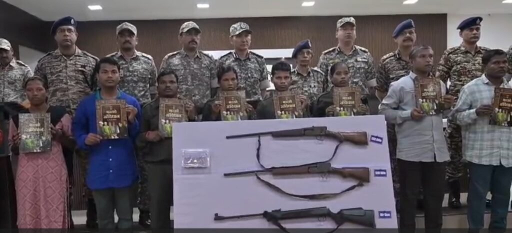 Top Maoist Surrenders : गडचिरोली में माओवाद पर सबसे बड़ा प्रहार…! 82 लाख के इनामी 11 शीर्ष माओवादी DGP रश्मि शुक्ला के समक्ष आत्मसमर्पित…अब तक 112 का सरेंडर…यहां देखें Video