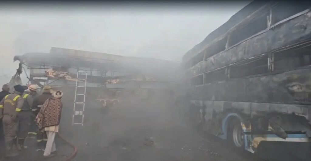 Accident to Fog : यमुना एक्सप्रेसवे पर भीषण कोहरा…! 8 बसें और 3 कारें आपस में टकराईं…वाहनों में लगी आग…4 यात्रियों की दर्दनाक मौत…यहां देखें