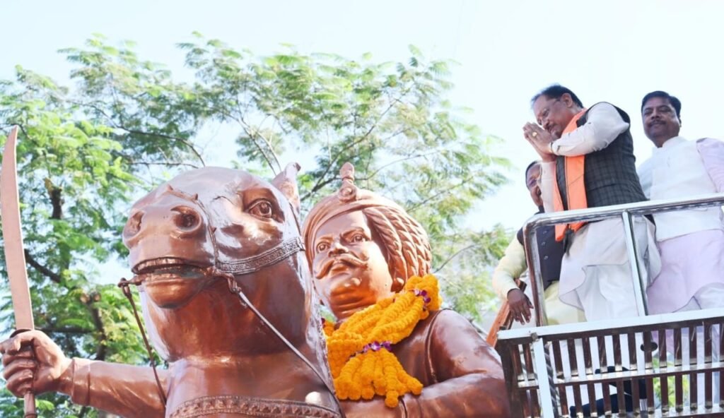 Paying Tribute : मुख्यमंत्री विष्णुदेव साय ने जयस्तंभ चौक में किया शहीद वीर नारायण सिंह के त्याग और संघर्ष का स्मरण