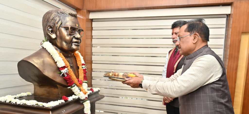 Garlanding the Statue : भारत रत्न अटल बिहारी वाजपेयी को श्रद्धांजलि, मुख्यमंत्री विष्णु देव साय का संदेश