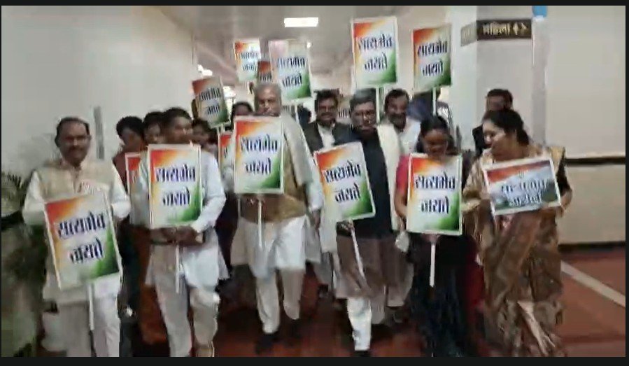 CG Assembly Winter Session : छत्तीसगढ़ विधानसभा शीतकालीन सत्र के चौथे दिन भी हंगामा…! तख्ती लेकर पहुंचे विपक्षी सदस्य…स्पीकर डॉ. रमन सिंह ने…? यहां देखें Video