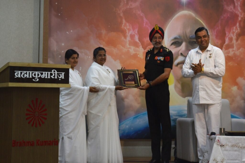 Rajyog Meditation : शान्ति शिखर में ‘हैप्पीनेस को हाय, टेंशन को बाय…! ब्रह्माकुमार शक्तिराज सिंह ने दिया आर्मी जवानों को मिला तनावमुक्त जीवन का मंत्र