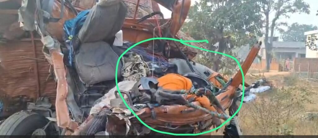 Horrific Road Accident : कांकेर में तड़के नेशनल हाइवे पर भीषण सड़क हादसा…! दो ट्रक आमने-सामने टकरा गए…3 की मौके पर ही दर्दनाक मौत…एक शव केबिन में बुरी तरह फंसा…यह देखें Video