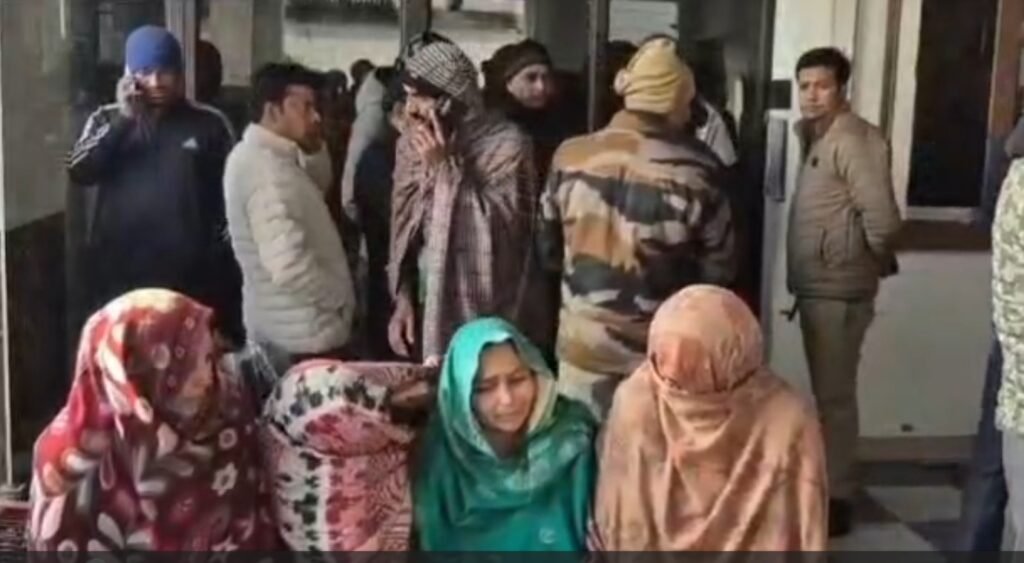 Whole Family Died : एक ही घर में 5 लोगों की मौत…! कमरे के फर्श और बेड पर मृत पाए…सभी शवों पर गोली लगने के निशान VIDEO