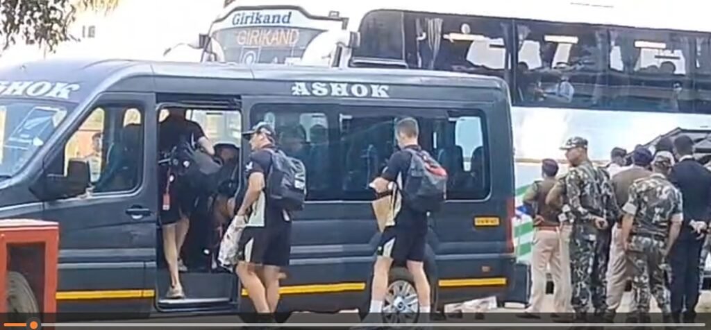 India Vs NewZealand : ब्रेकिंग…! भारत और न्यूजीलैंड के खिलाड़ी पहुंचे रायपुर एयरपोर्ट…सीधे निजी होटल के लिए रवाना…यहां देखें VIDEO
