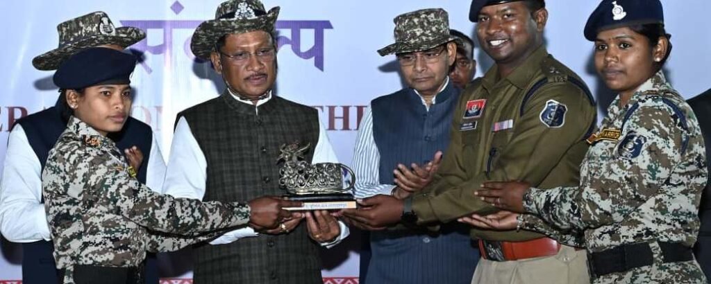 CM Vishnu ने नारायणपुर में जवानों से की मुलाकात, बढ़ाया मनोबल, जवानों के साथ रात्रि भोज कर बढ़ाया उत्साह