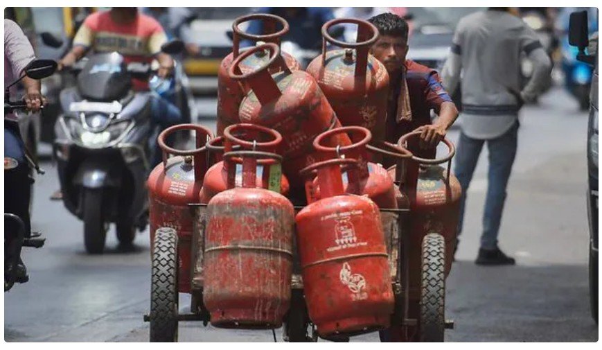 Gas Cylinder Price : नए साल की पहली सुबह महंगाई का झटका…! LPG सिलेंडर 111 रुपये तक महंगा