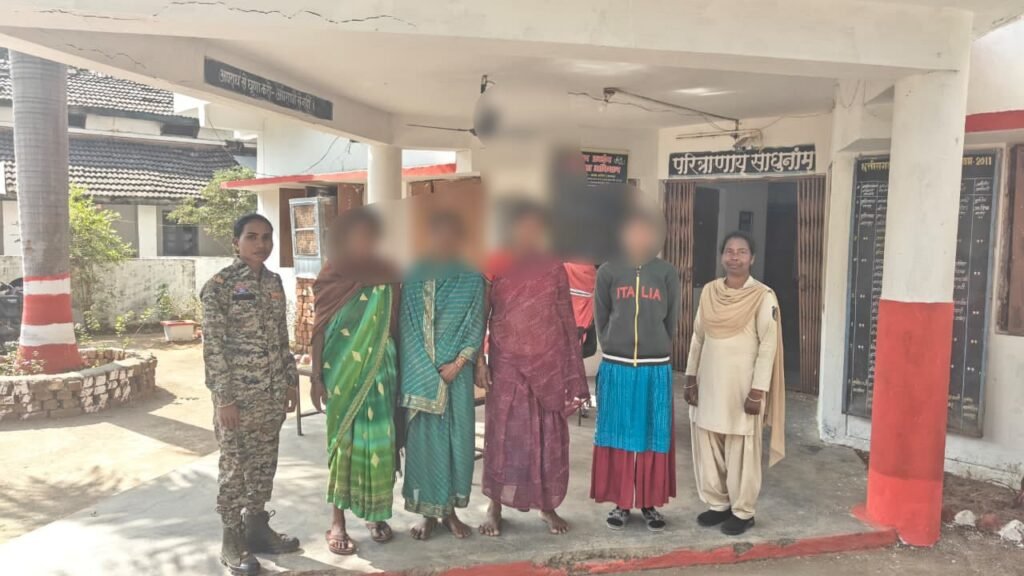 Murder Mystery : कांकेर हत्याकांड गुत्थी सुलझी…! मां-पत्नी-बहन-बेटी और ‘विधि से संघर्षरत’ बालक ने मिलकर हथौड़े-लाठी-लात-घूंसों से मार डाला…यहां देखें Video