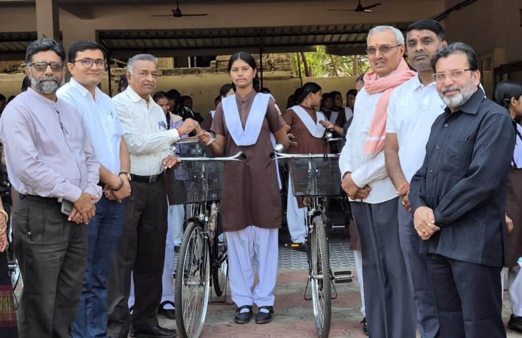 Gujarati School : श्री गुजराती स्कूल में 51 छात्राओं को मिली निःशुल्क साइकिल…छात्राओं के खिले चेहरे