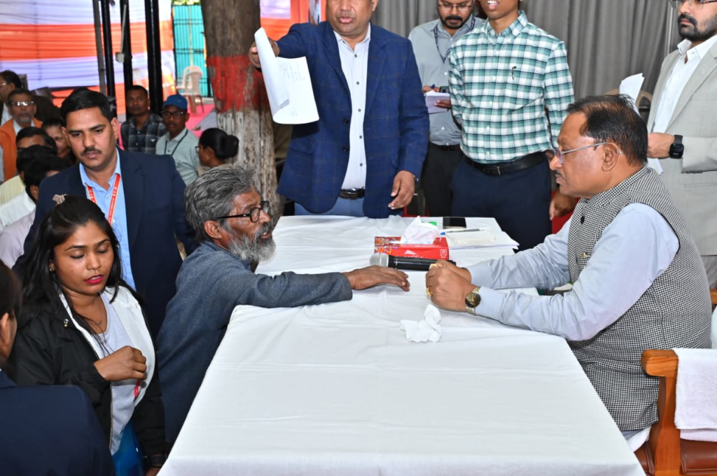 CM Jandarshan : 60 वर्षीय अविवाहित श्रमिक श्री हनुमंत राव का नहीं बना था राशन कार्ड, मुख्यमंत्री ने जनदर्शन में तत्काल राशन कार्ड बनाने के दिए निर्देश, मिलेगा शासकीय योजनाओं का लाभ