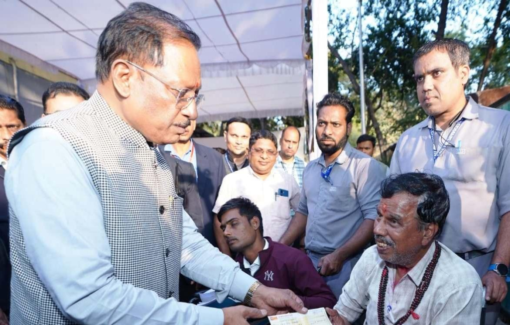 CM Jandarshan : संवेदनशील शासन की मिसाल…जनदर्शन में मुख्यमंत्री विष्णु देव साय ने मौके पर सुलझाईं समस्याएँ