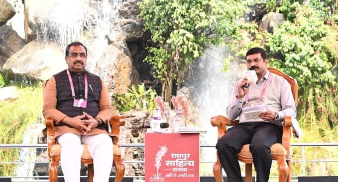Raipur Literature Festival में ‘भारत का बौद्धिक विमर्श’ सत्र बना वैचारिक मंथन का केंद्र