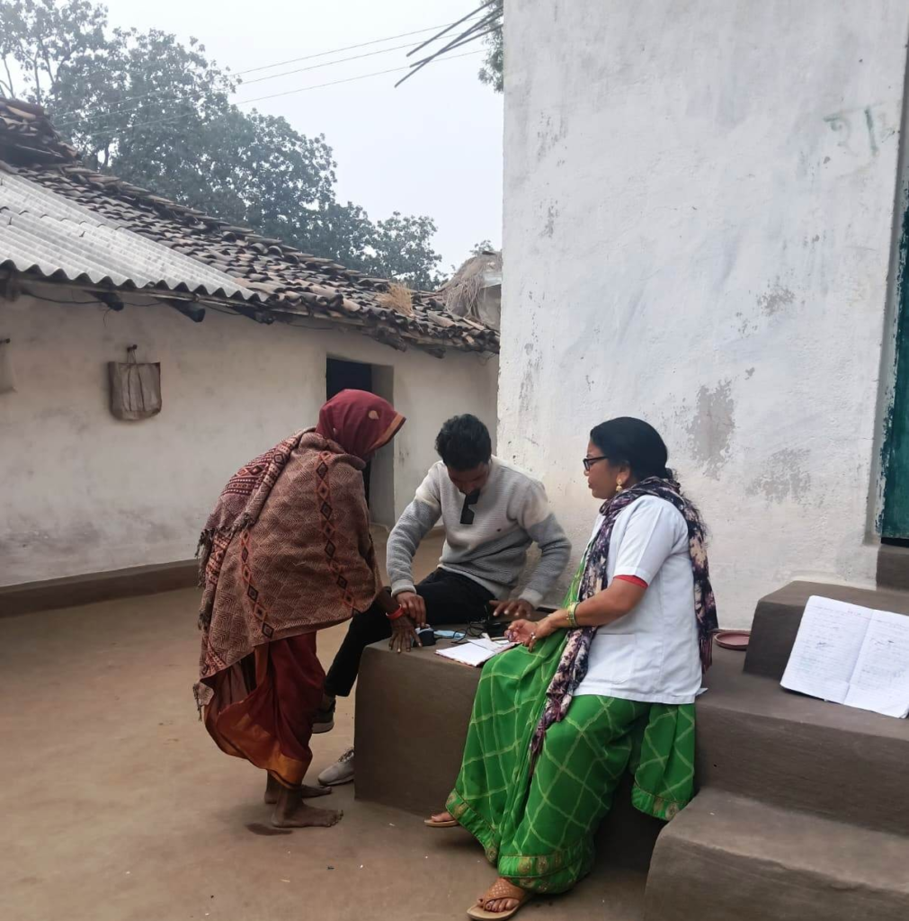 Health Services : दुर्गम क्षेत्रों में बन रहे वय वंदन कार्ड, स्वास्थ्य विभाग की नवाचारी पहल से बुजुर्गों तक पहुँचा आयुष्मान कवच