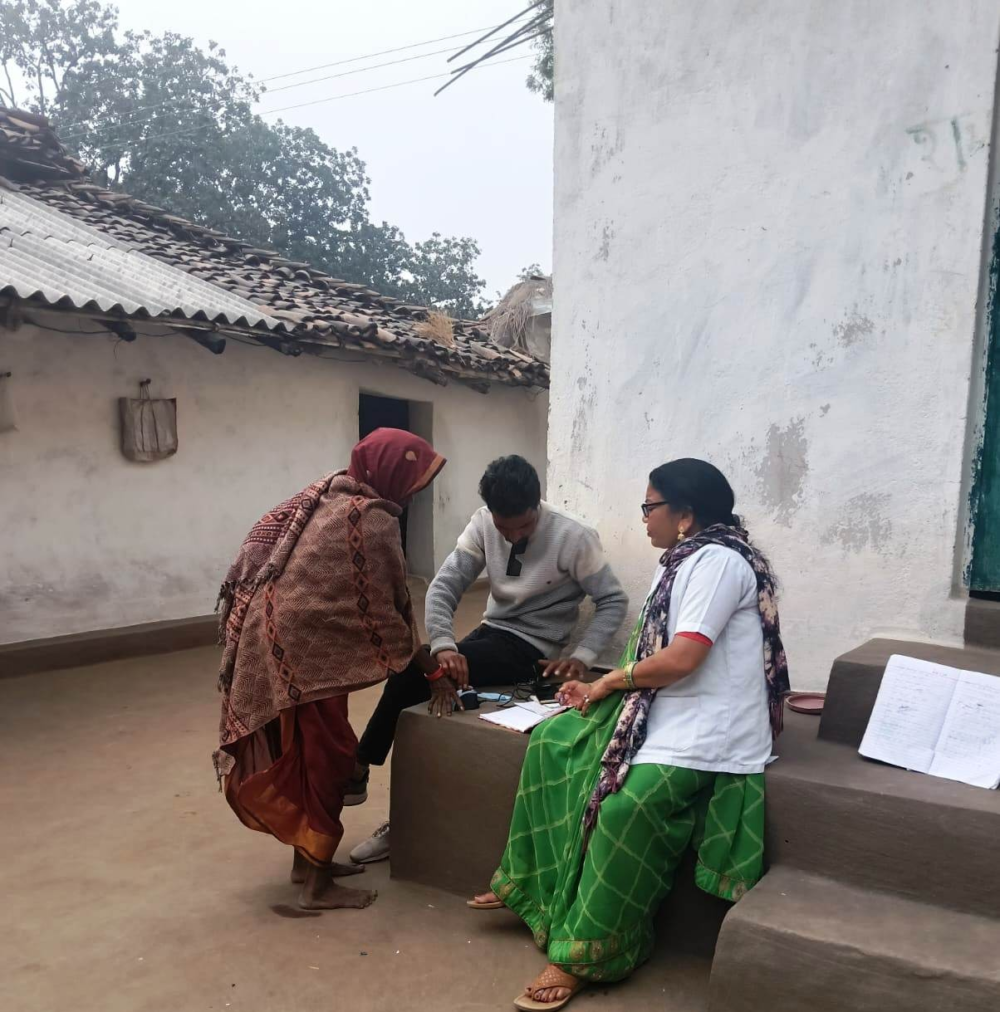 Health Services : दुर्गम क्षेत्रों में बन रहे वय वंदन कार्ड, स्वास्थ्य विभाग की नवाचारी पहल से बुजुर्गों तक पहुँचा आयुष्मान कवच