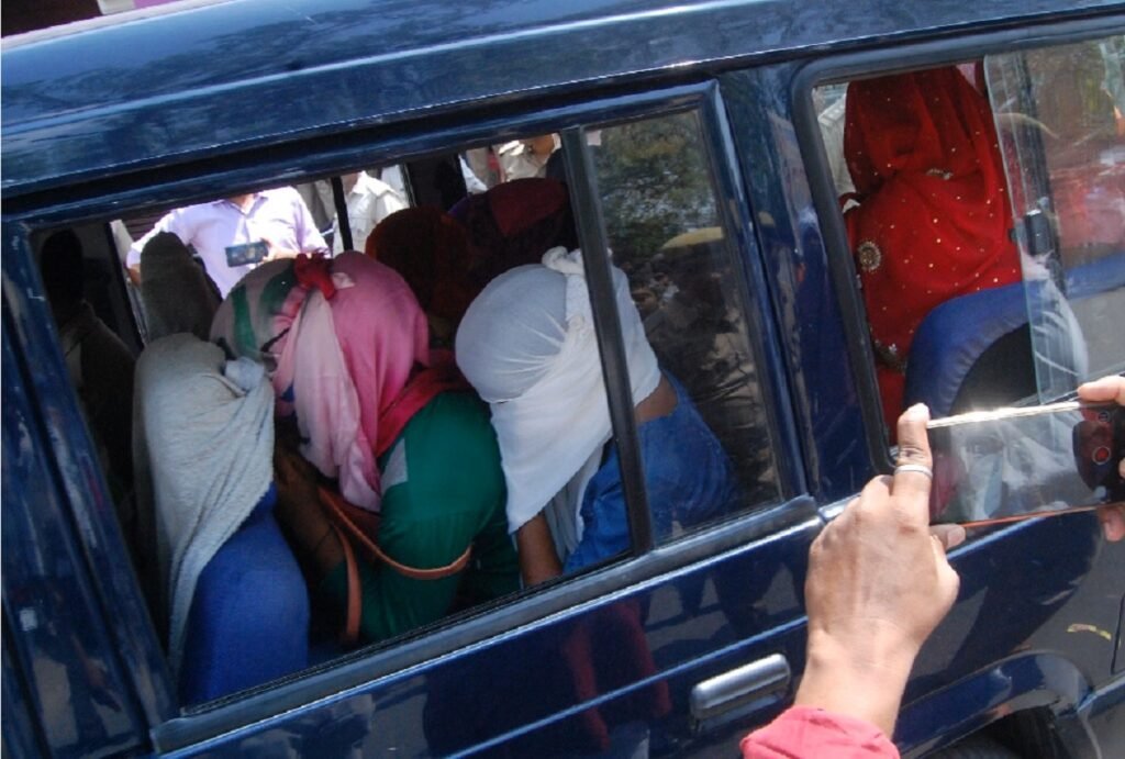 Sex Racket Busted : सेक्स रैकेट का किया भंडाफोड़…! पुलिस ने मकान में मारा छापा…आपत्तिजनक अवस्था में 8 युवक और युवतियां…शर्म से झुकी आंखें