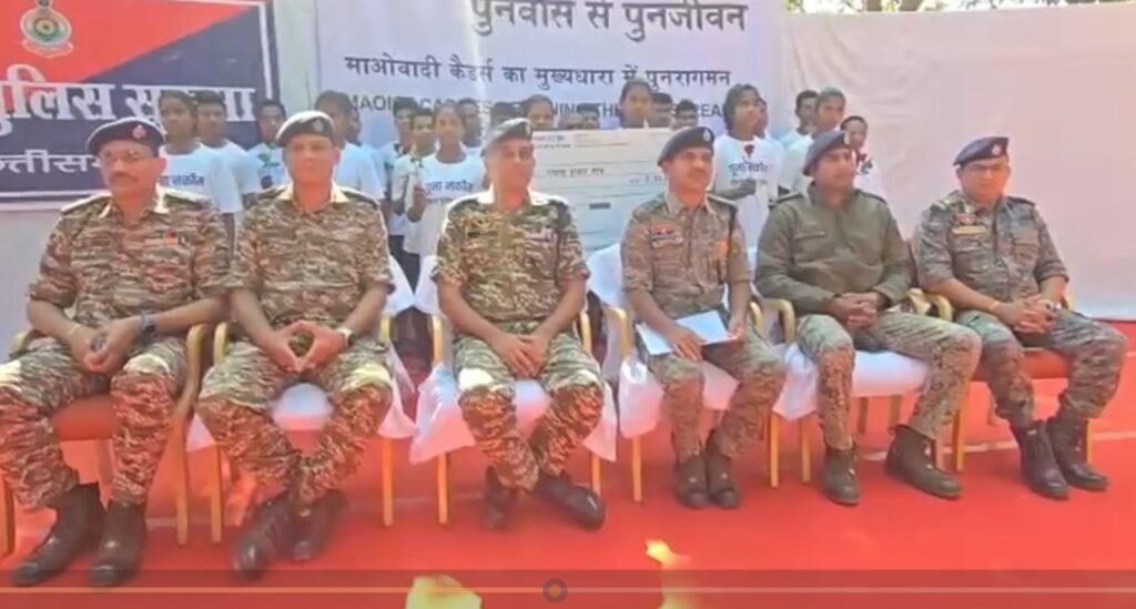 Hard Core Naxal : सुकमा में बड़ी सफलता…! 26 हार्डकोर नक्सलियों ने किया सरेंडर…7 खूंखार महिलाएं शामिल…SP ने की अपील यहां सुनिए VIDEO