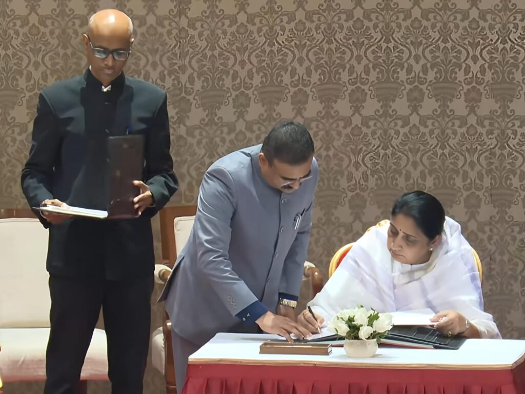 First Woman DCM : महाराष्ट्र की राजनीति में ऐतिहासिक क्षण…! सुनेत्रा पवार ने भावुक माहौल में ली उपमुख्यमंत्री पद की शपथ…राज्य की पहली महिला Deputy CM