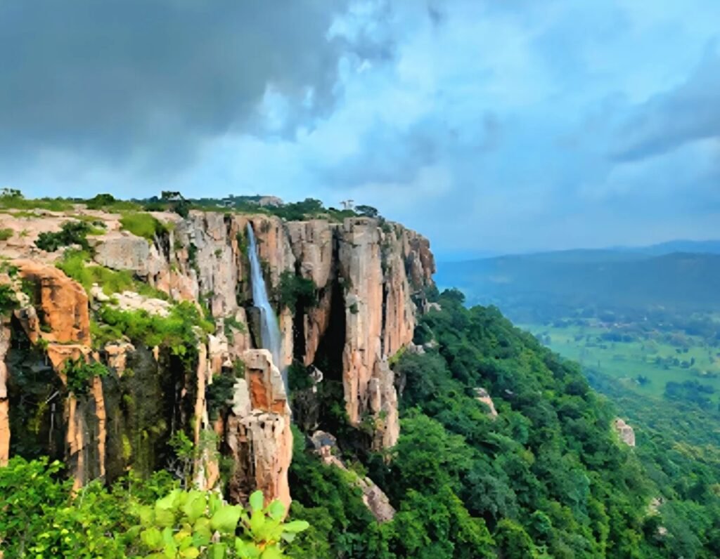 CG TOURISM : रोमांच और प्रकृति का संगम शिशुपाल पर्वत बना छत्तीसगढ़ का नया एडवेंचर हब, ट्रैकिंग, जलप्रपात और ऐतिहासिक विरासत के संगम से युवाओं में बढ़ी लोकप्रियता