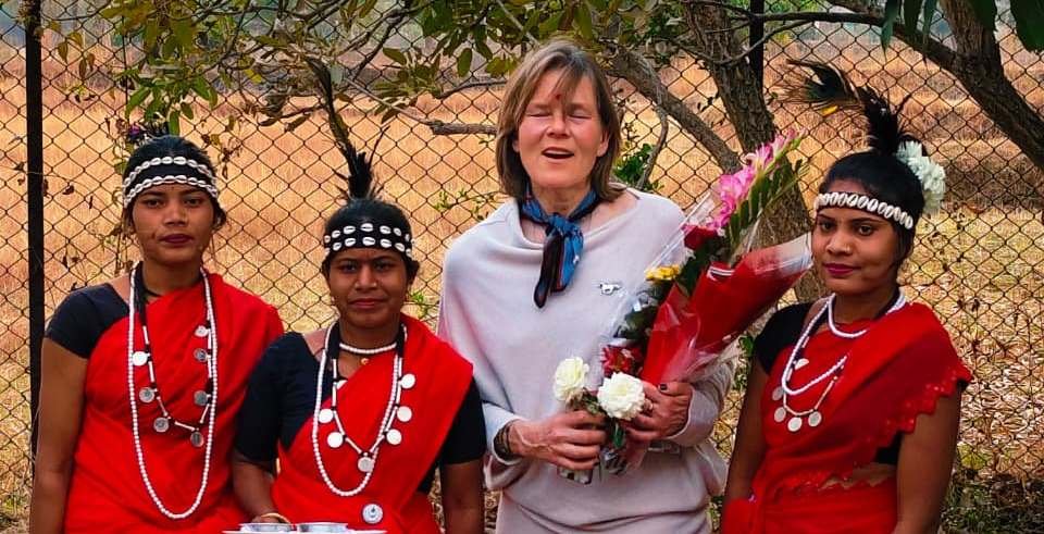 Bastar Tourism : पर्यटन विशेषज्ञ किर्सी ने ग्रामीण महिलाओं संग किया महुआ संग्रहण, बस्तर की जैव विविधता और लोकसंस्कृति से हुए अभिभूत