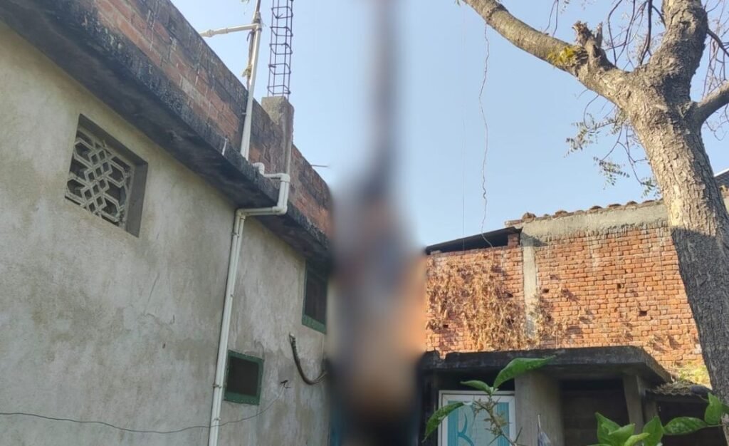 Murder by Parents : जांजगीर-चांपा से हृदयविदारक घटना…! बेटे की मौत से आहत माता-पिता ने की आत्महत्या…महाशिवरात्रि पर लिया दुखद कदम…यहां देखें