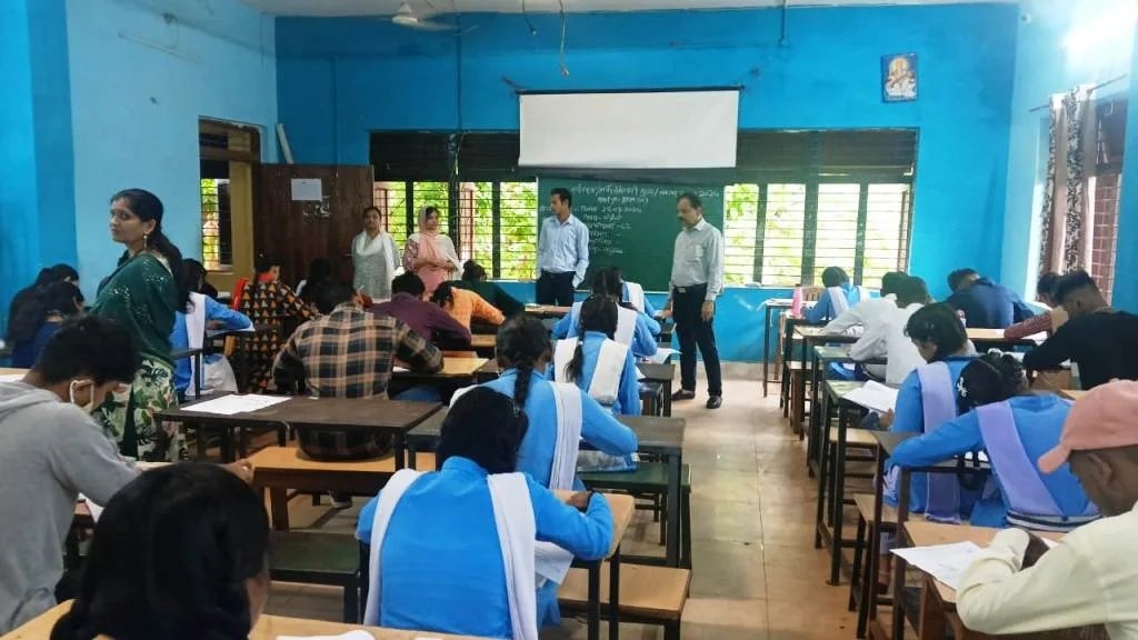 Board Exam : परीक्षा के पहले दिन 7 छात्र नकल करते पकड़े गए…! कपड़ों में पर्चियां छुपाकर पहुंचे केंद्र…CCTV निगरानी में खुली पोल