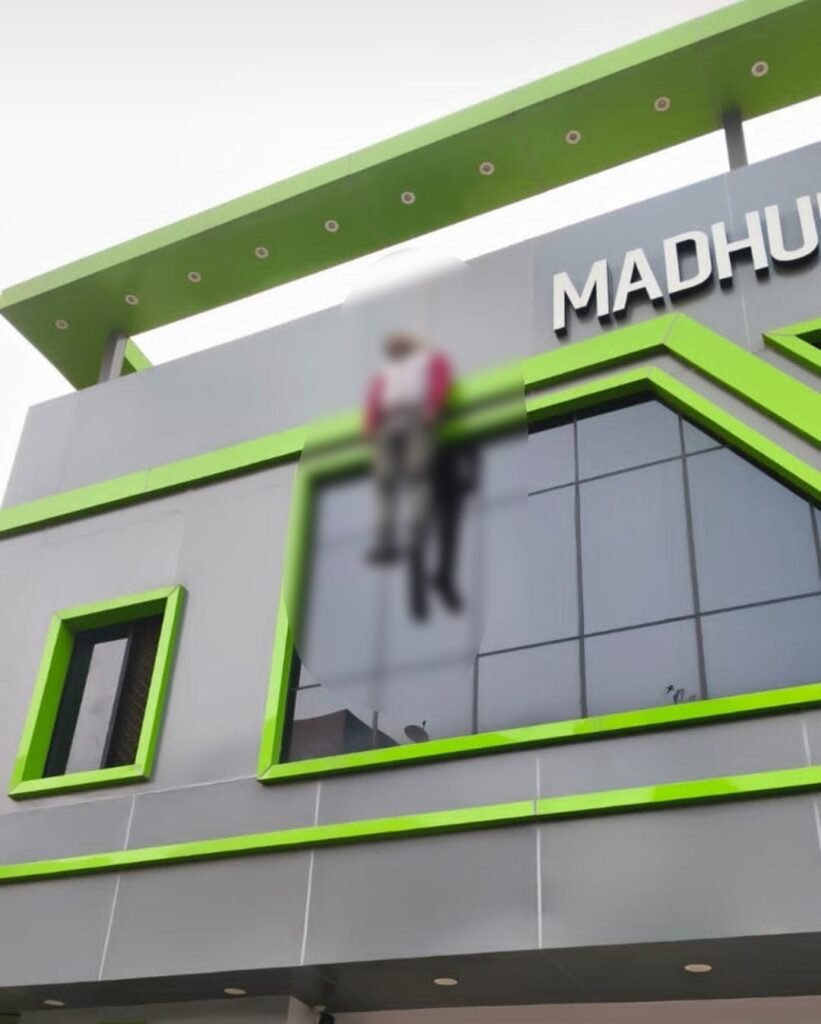 Body of Employee : प्रॉपर्टी डीलर के कार्यालय में इस तरह लटका मिला कर्मचारी का शव…परिजनों ने कंपनी मालिक पर लगाया हत्या का आरोप