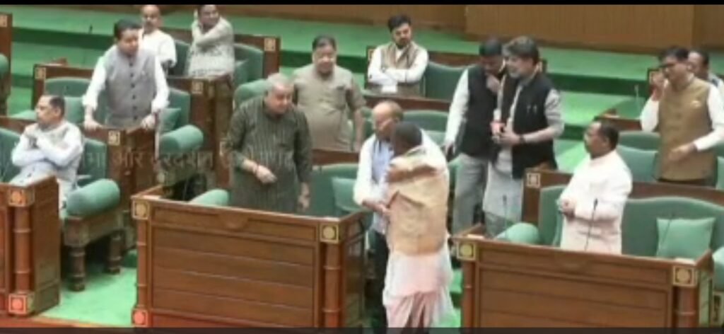 CG Assembly : विधानसभा में जब MLA कवासी लखमा ने अजय चंद्राकर से मिले गले…! यहां देखें VIDEO