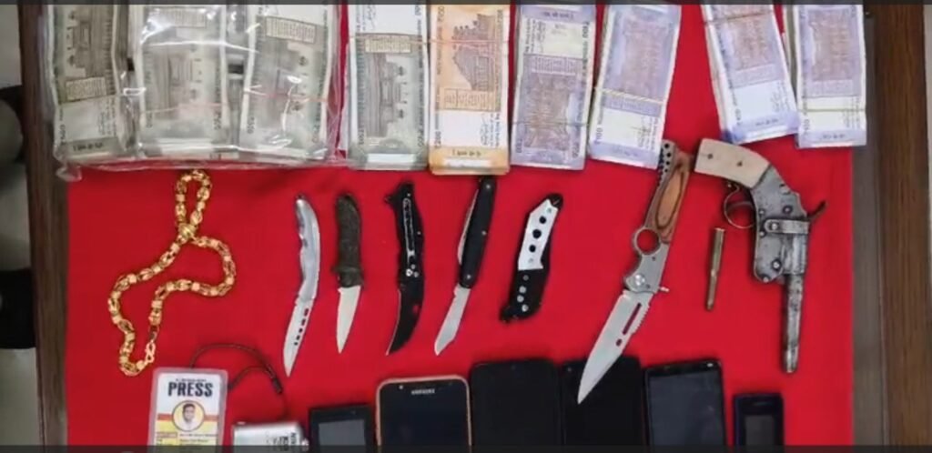 Jewellery Loot : बिग ब्रेकिंग…! बिलासपुर महालक्ष्मी ज्वेलर्स लूट…7 आरोपी गिरफ्तारी…2 किलो सोना…200 ग्राम गोल्ड जेवर…350 ग्राम कच्चा सोना…100 ग्राम फाइन गोल्ड…बड़ी नगद सहित करोड़ों की संपत्ति बरामद…यहां देखें VIDEO