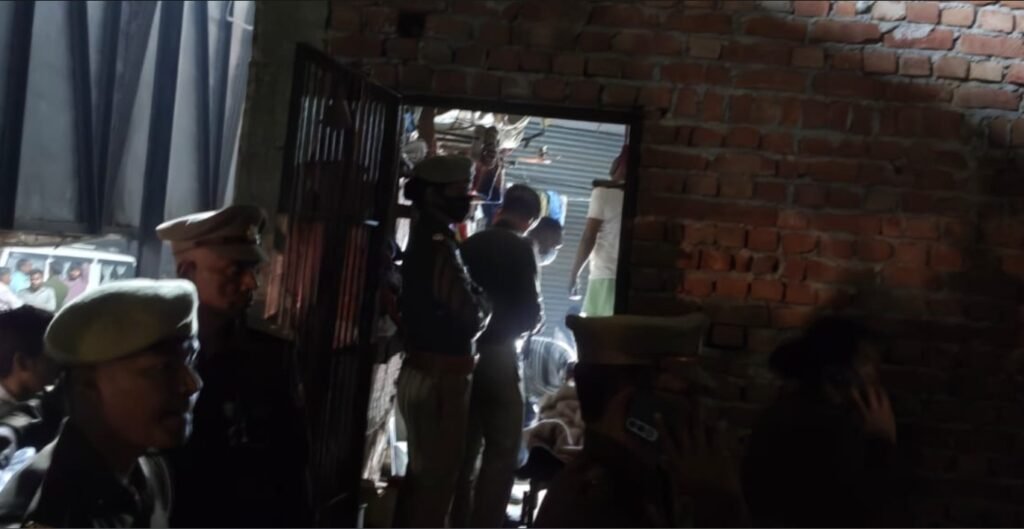 Suicide After Murder : दिल दहला देने वाली घटना घटी…! एक ही परिवार के 5 सदस्य मृत…पत्नी का गला कटा हुआ…3 बच्चों की हत्या…खुद भी फांसी लगाकर कर ली आत्महत्या…यहां देखें Video