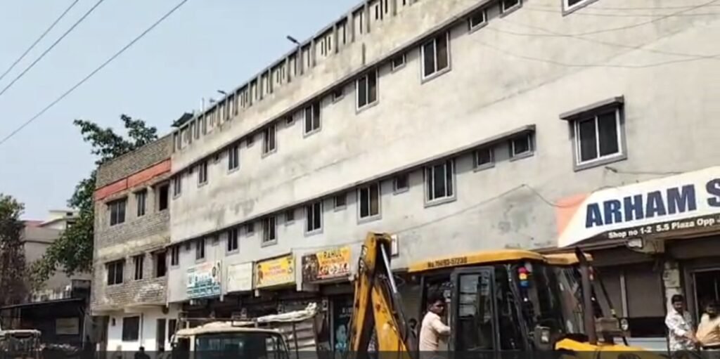 Big Bulldozer Action : रायपुर ब्रेकिंग…! निगम की अब तक की सबसे बड़ी बुलडोजर कार्रवाई…लालपुर में सरकारी ज़मीन पर बनी कई लग्ज़री बिल्डिंग्स को इस तरह गिराया…यहां देखें बैक टू बैक VIDEO