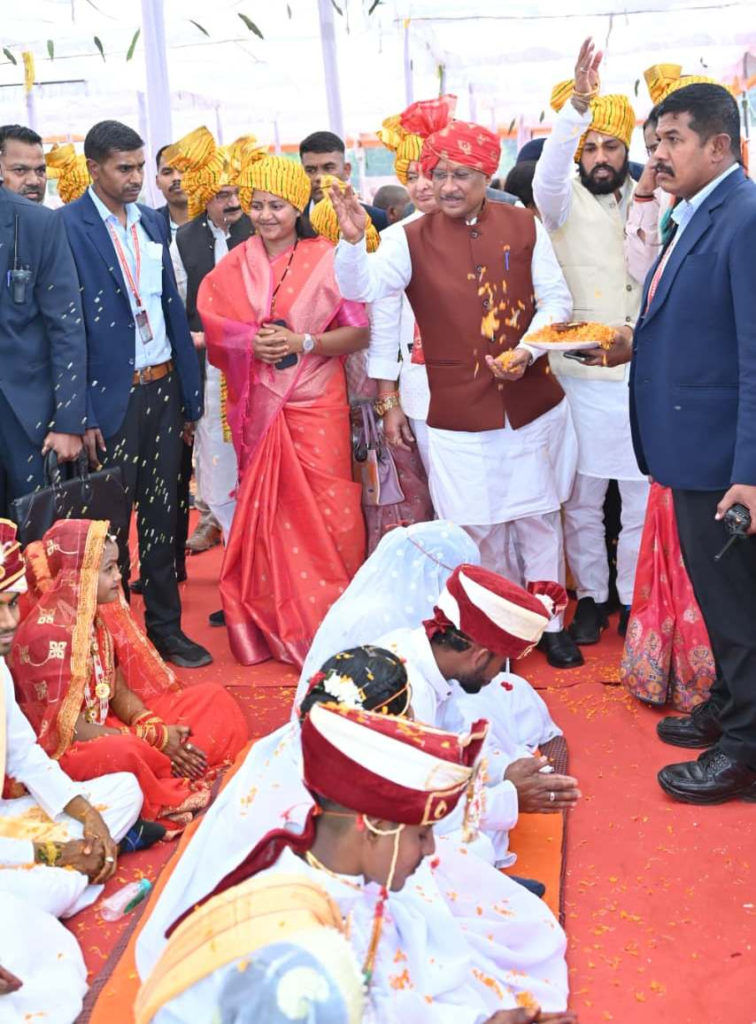 CM Kanya Vivah Yojana : बौद्ध परंपराओं से छह नवदंपत्तियों ने रचाया विवाह, CM का आशीर्वाद