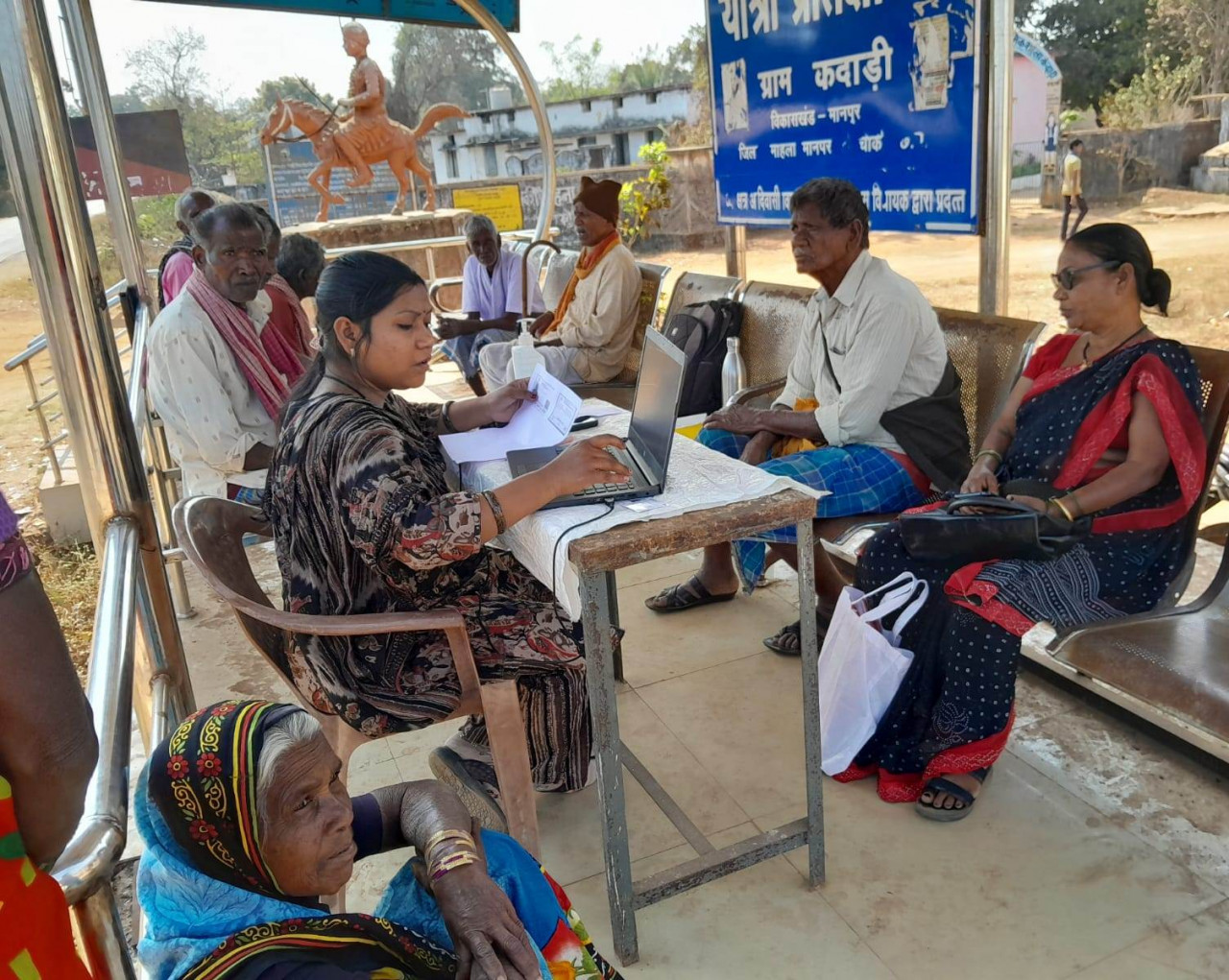 Service on Wheels : जिले के अंतिम छोर बोड़ेगाँव पहुँचा ‘सर्विस ऑन व्हील्स’ सेवा रथ, 137 हितग्राहियों को मिला लाभ