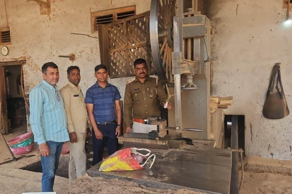 Big Action : अवैध लकड़ी परिवहन पर वन विभाग की बड़ी कार्रवाई, जैजैपुर में दो आरा मिल सीलबंद