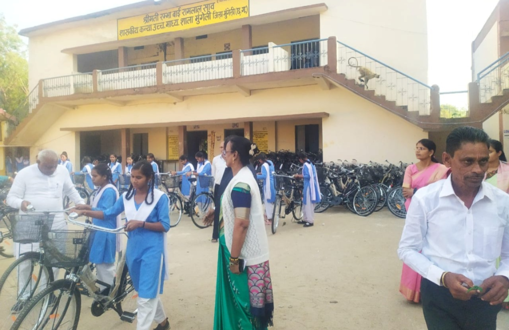 Saraswati Cycle Yojana से बदली अदिति की जिंदगी, अब हर दिन समय पर पहुंच रही स्कूल