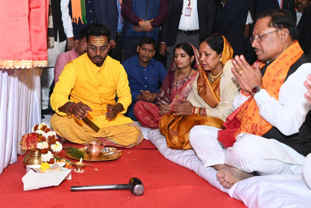 Maha ShivRatri : मुख्यमंत्री विष्णु देव साय ने महाशिवरात्रि पर बाबा धाम में की पूजा-अर्चना, 1.20 करोड़ के विकास कार्यों का शिलान्यास