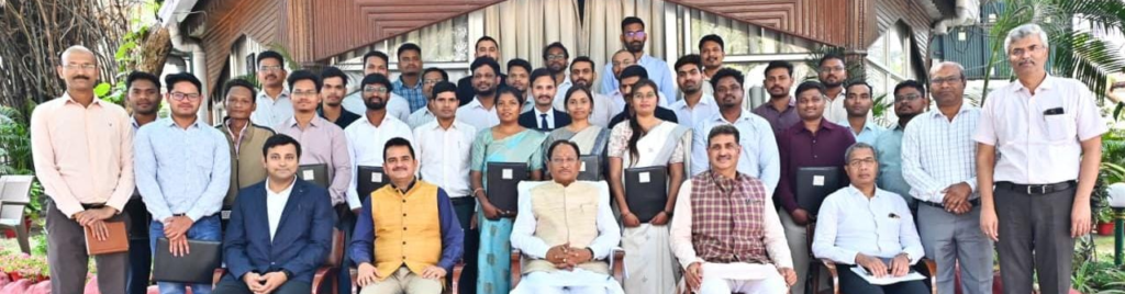 CM Vishnu : खनिज संपदा से समृद्ध छत्तीसगढ़ के विकास में निभाएं अहम भूमिका, मुख्यमंत्री ने नव चयनित खनि निरीक्षकों को प्रदान किया नियुक्ति पत्र, ईमानदारी और निष्ठा से कार्य करने का दिया संदेश