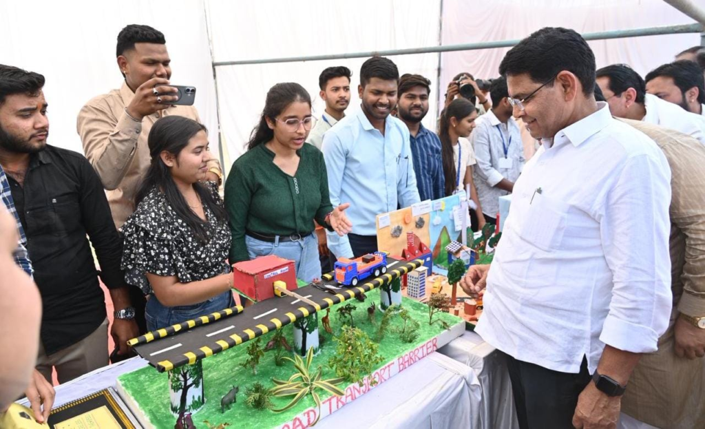 Revenue Minister Tank Ram Verma : सकारात्मक सोच ही सफलता की कुंजी, युवा बदलेंगे भारत का भविष्य”, बाबू छोटे लाल श्रीवास्तव स्नातकोत्तर महाविद्यालय में वार्षिक स्नेह सम्मेलन हर्षोल्लास से सम्पन्न