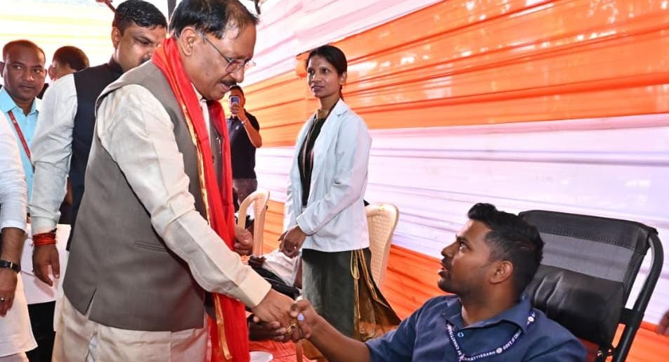 CM Blood Donation Camp : जन्मदिन पर सेवा का संदेश…मुख्यमंत्री साय ने जन्मदिन पर रक्तदान शिविर का किया शुभारंभ