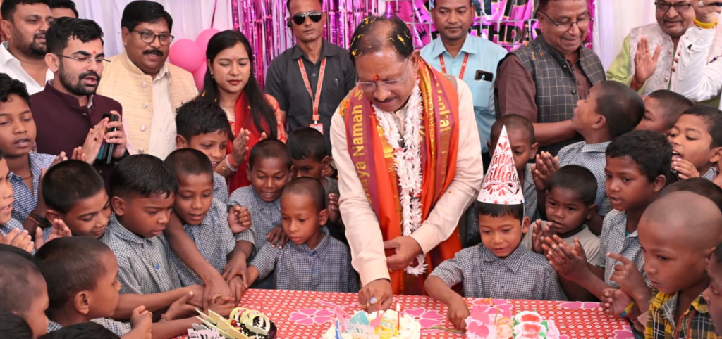 CG CM 62nd Birthday : बच्चों के चेहरों की मुस्कान बना मुख्यमंत्री साय के जन्मदिन का सबसे बड़ा उपहार, मुख्यमंत्री को अपने बीच पाकर खिल उठे बच्चों के चेहरे…जन्मदिन बना यादगार