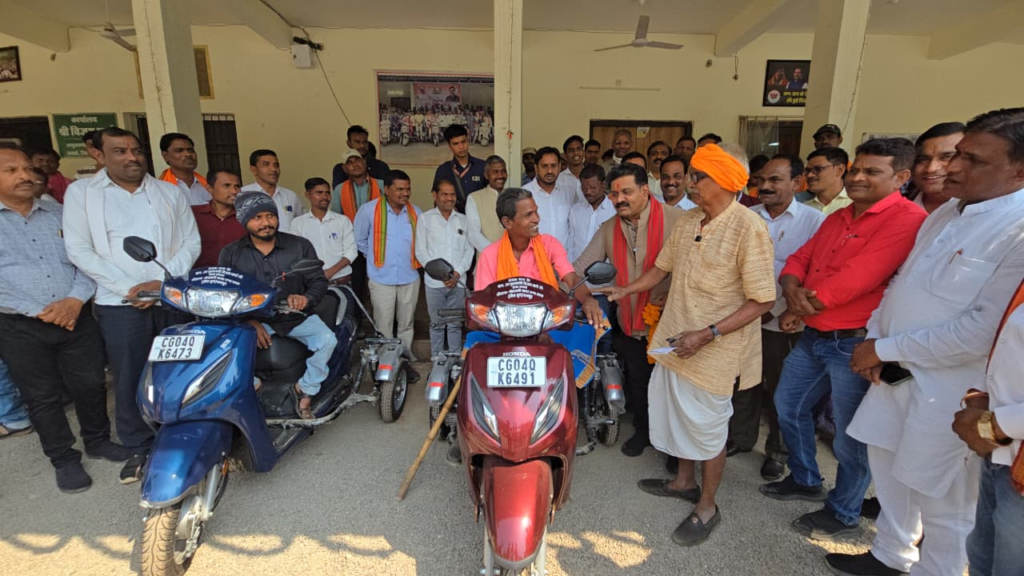 Deputy CM Vijay Sharma की तत्परता से दो दिव्यांगों को मिली स्कूटी, दिव्यांग धरम सिंह पटेल और उलख राम पटेल चेहरे पर लौटी मुस्कान